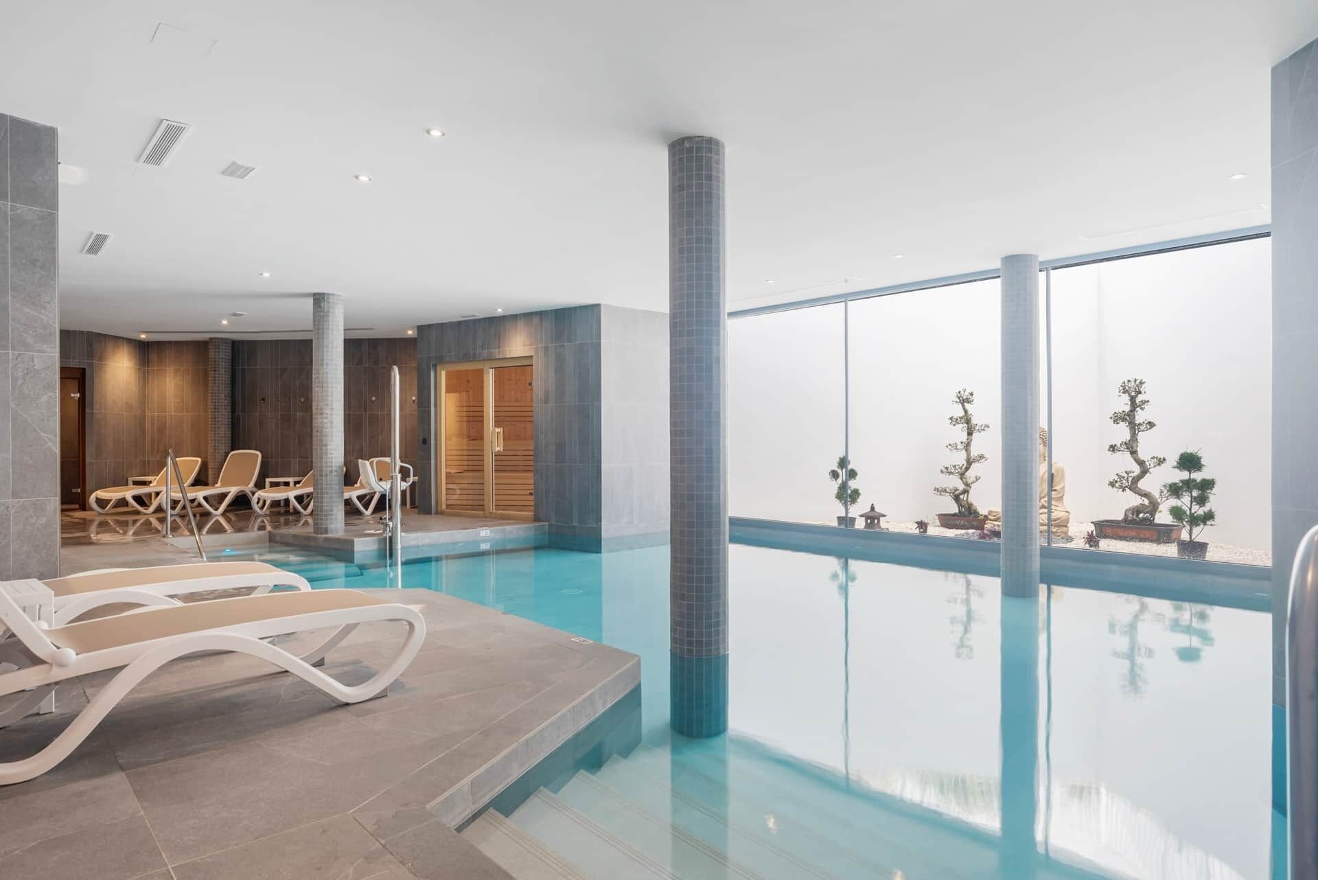 Piscine couverte, piscine extérieure