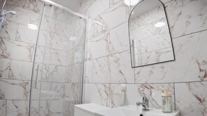 Secadora de cabello, toallas, shampoo, papel de baño 