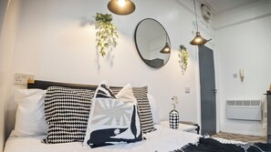 1 habitación, escritorio, tabla de planchar con plancha y wifi gratis 