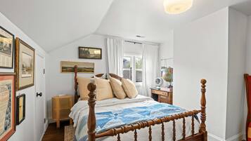 Nhà, nhiều giường, sân hiên, quang cảnh vườn (The Franklin House) | 3 phòng ngủ, trang trí khác biệt