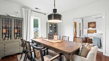 Nhà, nhiều giường, sân hiên, quang cảnh vườn (The Franklin House) | Khu ăn uống