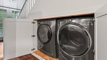 House, Multiple Beds, Patio, Garden View (The Franklin House) | Laundry