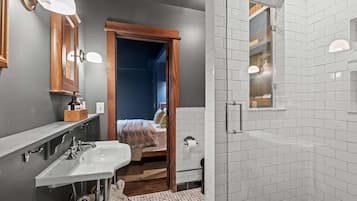 House, Multiple Beds, Patio, Garden View (The Franklin House) | Bathroom | Towels
