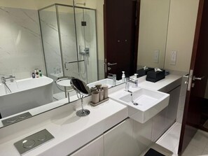 Luxury-Apartment, Stadtblick | Badezimmer