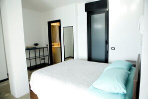 Iron/ironing board, Internet, bed sheets - 3 Bedrooms + 3 Bathrooms with Terrace close to Porta Romana (Milano)