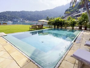 حمّام سباحة خارجي