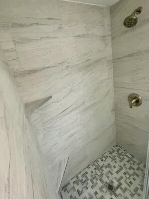 Dusche, Handtücher, Seife, Toilettenpapier