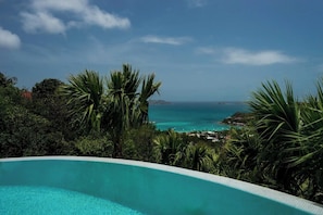 A pool with a clear view of the ocean and a distant island. - Villa Les Lataniers (W582+QP6 Gustavia, St Barthélemy)