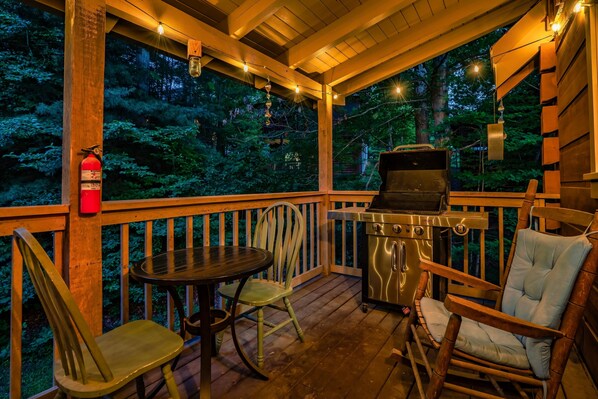 Outdoor dining - TheGrandOldOsprey _ HotTub+GameRoom 2 min Parkway! (Pigeon Forge)