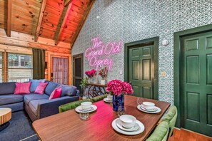 Dining - TheGrandOldOsprey | HotTub+GameRoom 2 min Parkway! (Pigeon Forge)
