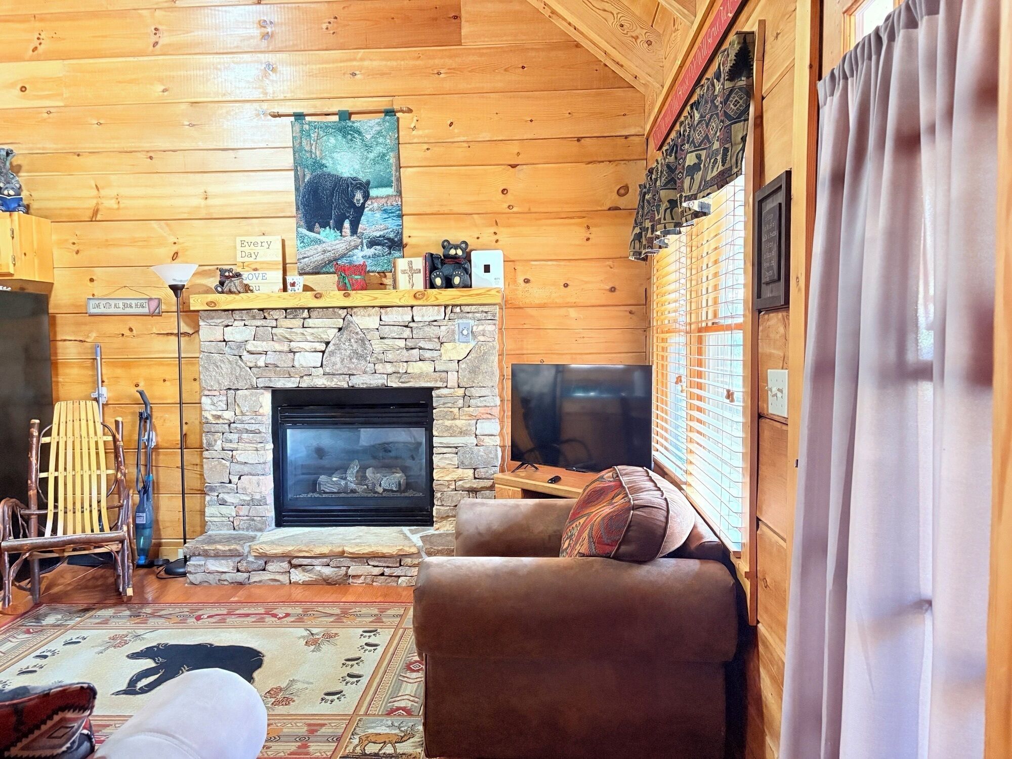 Televisie en een open haard