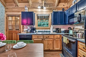Coffee/tea maker, fridge, microwave, oven - TheGrandOldOsprey _ HotTub+GameRoom 2 min Parkway! (Pigeon Forge)