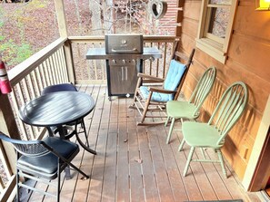 Outdoor dining - 2 Minutes to Parkway! Hot Tub, Pool Table, 2 King Beds -BOOK NOW! (Pigeon Forge)