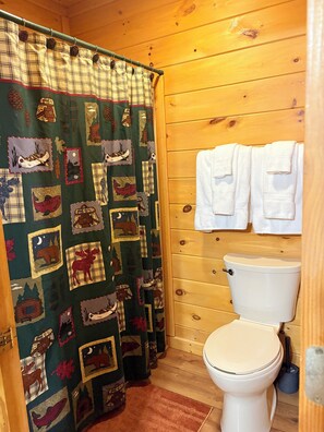 Hair dryer, towels, soap, toilet paper - 2 Minutes to Parkway! Hot Tub, Pool Table, 2 King Beds -BOOK NOW! (Pigeon Forge)
