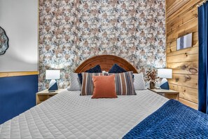 2 bedrooms, iron/ironing board, travel cot, free WiFi - TheGrandOldOsprey _ HotTub+GameRoom 2 min Parkway! (Pigeon Forge)
