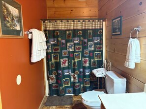 Hair dryer, towels, soap, toilet paper - 2 Minutes to Parkway! Hot Tub, Pool Table, 2 King Beds -BOOK NOW! (Pigeon Forge)