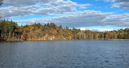 Arcady on the Lake, an Enchanting 3-bedroom house with AC in Kingston