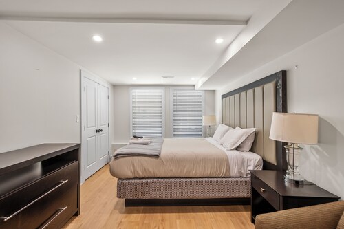 Garden apt sleeps 8 in NW DC w/parking near metro