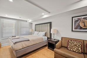 1 slaapkamer, een bureau, een strijkplank/strijkijzer, wifi