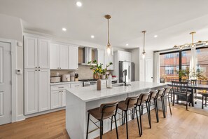 Geladeira, micro-ondas, fogão, cooktop