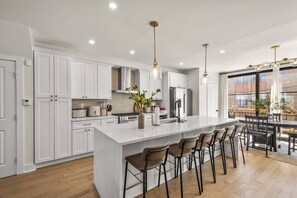 Private kitchen - Spacious NW DC home w/parking sleeps 14 (Washington)