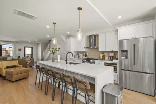 Spacious NW DC home w/parking sleeps 14