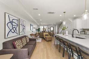 Living area - Spacious NW DC home w/parking sleeps 14 (Washington)