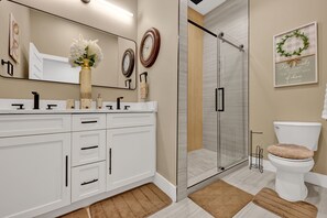 Shower, hair dryer, towels, soap - Entire House (Birmingham)
