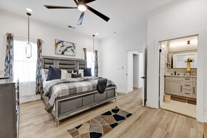 3 habitaciones, tabla de planchar con plancha, wifi y ropa de cama 