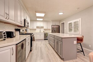 Fridge, microwave, oven, stovetop - Tempe 4 Bdrm w/ Game Room and Coffee/Espresso Bar! (Tempe)