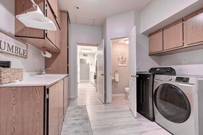 Interior - Tempe 4 Bdrm w/ Game Room and Coffee/Espresso Bar! (Tempe)