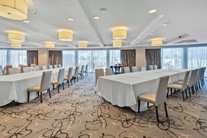 スタジオ クイーンベッド 1 台ソファーベッド付き バルコニー (Authentic Luxury) | 会議室