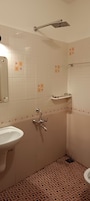 Habitación Deluxe doble, vistas a la colina | Baño | Ducha, bidé, toallas y jabón