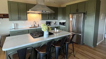 Microondas, horno, parrilla de estufa y lavavajillas