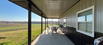 Fantastic farmhouse 2bed/2bath.  Close to the Summit golf course & Pearl Club.