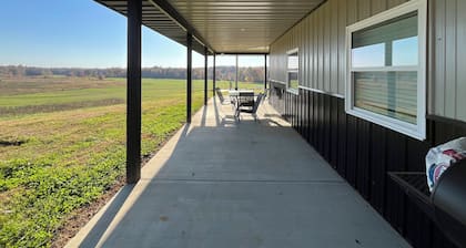 Fantastic farmhouse 2bed/2bath. Close to the Summit golf course & Pearl Club.