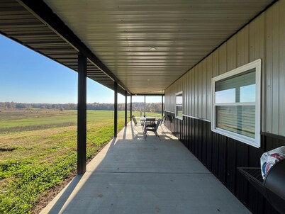 Fantastic farmhouse 2bed/2bath. Close to the Summit golf course & Pearl Club.