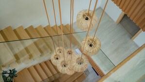 Uma escada moderna com guarda-corpos de vidro e degraus de madeira.