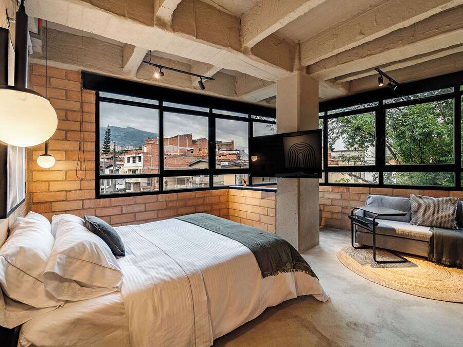 Muebles diferentes, escritorio y espacio para trabajar con laptop