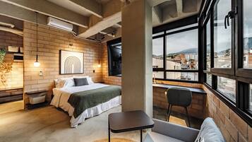 Muebles diferentes, escritorio y espacio para trabajar con laptop