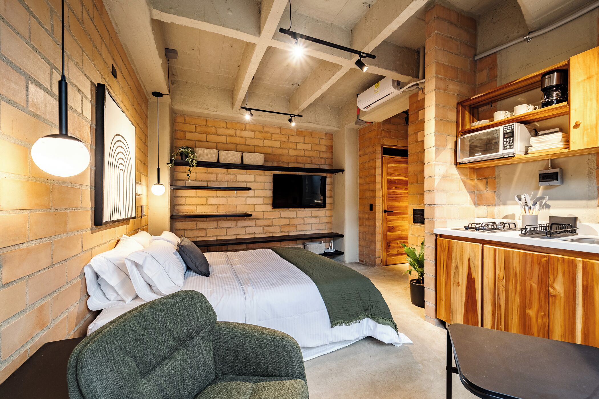 Blackout curtains, free WiFi