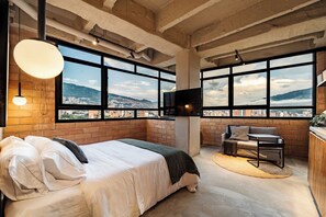 Individually furnished, desk, laptop workspace, blackout curtains - Otalu Suites (Medellín)