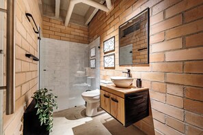 Shower, hair dryer, towels, soap - Otalu Suites (Medellín)
