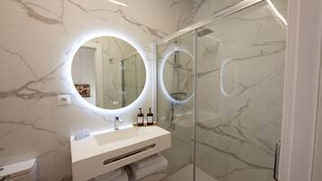 Douche, sĂšche-cheveux, serviettes fournies, savon