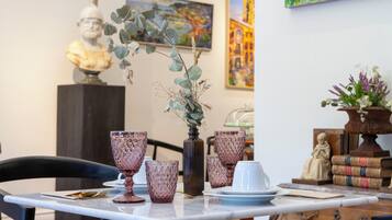 Colazione a buffet, servita tutte le mattine (10 EUR a persona)