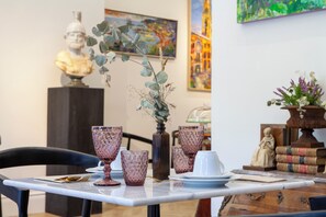 Daily buffet breakfast (EUR 10 per person) - Pries Homes - La casa azul (Málaga)