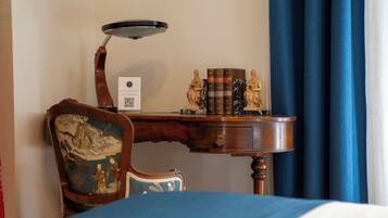 Una cassaforte in camera, una scrivania, tende oscuranti, Wi-Fi gratuito