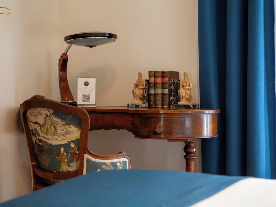 Caja de seguridad en la habitación, escritorio y cortinas blackout