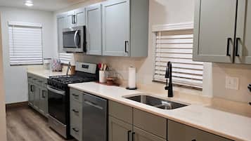 Microondas, horno, placa de cocina, lavavajillas