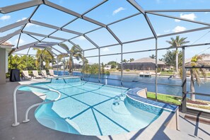 Outdoor pool, a heated pool - Waterfront Haven of Sunshine (Cape Coral)